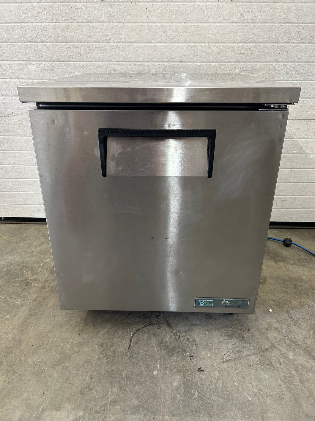 True TUC-27 27.75” Undercounter Refrigerator 1 Door 2 Shelves Works Great