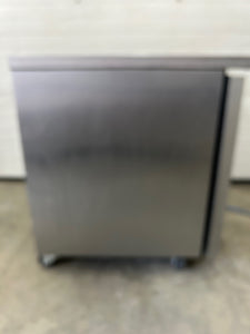 True TUC-27 27.75” Undercounter Refrigerator 1 Door 2 Shelves Works Great