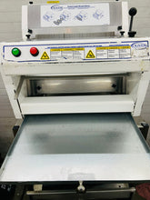 Load image into Gallery viewer, Oliver 732-N Front-Load Bread Slicer, 115v Fully Refurbished Tested and Working