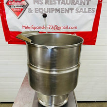 Load image into Gallery viewer, 2006 Groen TDB-40 Electric 10 Gal 40 Qt Steam Jacketed Soup Sauce Tilting Kettle