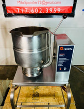 Load image into Gallery viewer, Groen TDB-40A 10 gal Steam Kettle - Manual Tilt, 2/3 Jacket, 240v/1ph